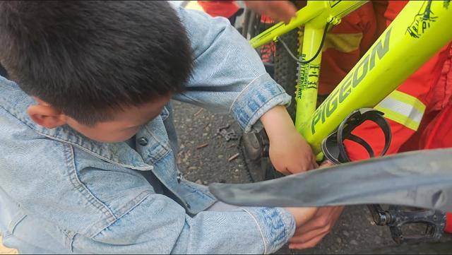 小男孩修车不慎卡手烟台消防员紧急救助